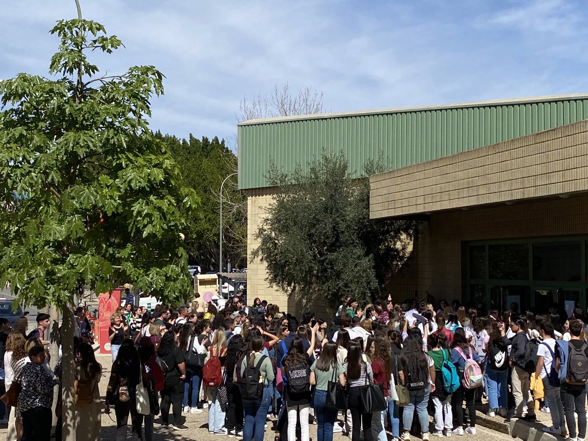 pazprendes's tweet photo. Contra los #recortes en la facultad de #educación de la ⁦@UMU⁩ #noalosrecortes #launiversidadqueNOqueremos https://t.co/DCFD0dfzKF