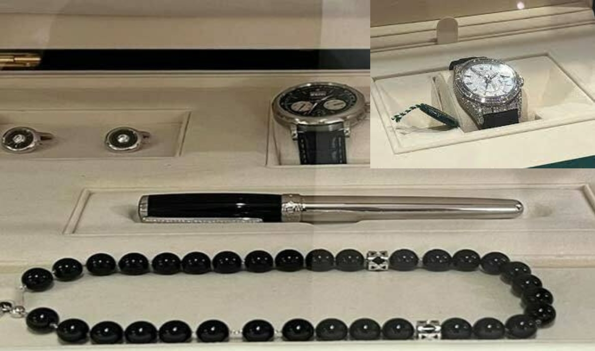 scrollstart's tweet photo. 22 Year records of ToshaKhana gifts

#TheLastOfUs #توشہ_خانہ Mercedes Benz #LUMS GPT-4 #ImranKhanRally

Read more: https://t.co/ILn6PheffW https://t.co/QfEcYnUXVd