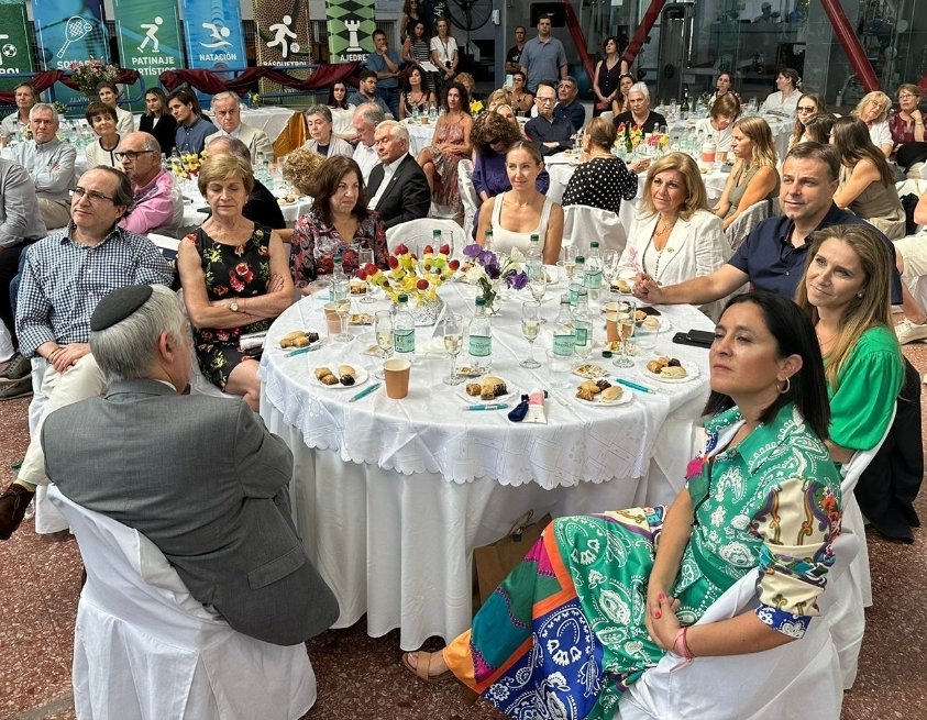 comjudiachile's tweet photo. Ariela Agosin participó en el Día de la #Mujer organizado por la Comunidad Sefaradí de Chile, Estadio Israelita y WIZO-CEFI, donde dijo sentirse orgullosa de la valentía de su madre e hizo un llamado a las mujeres: "Hoy tenemos más oportunidades para ser lo que queramos ser"
#8m https://t.co/JxB5xLwNOm