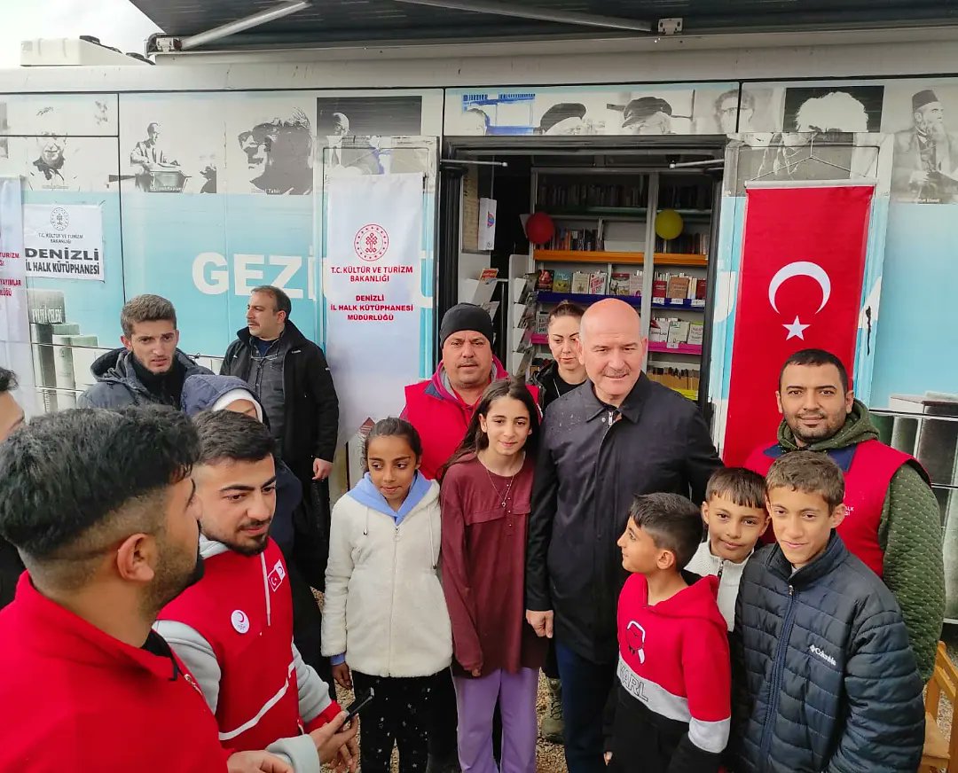 kutuphane20's tweet photo. Sayın İçişleri Bakanımız @suleymansoylu, Malatya Teknokent Geçici Konaklama Merkezi'nde hizmet veren Gezici Kütüphanemizi ziyaret etmişlerdir.
📚🚍
@TC_icisleri
📍Malatya
@iktm20
@TurhanVeliAKYOL
@DenizliValiligi 
@alifuatatiktr
@KTBKYGM 
@OdabasAli
@AhmetMisbah
@MehmetNuriErsoy https://t.co/bXIxZhWm1k