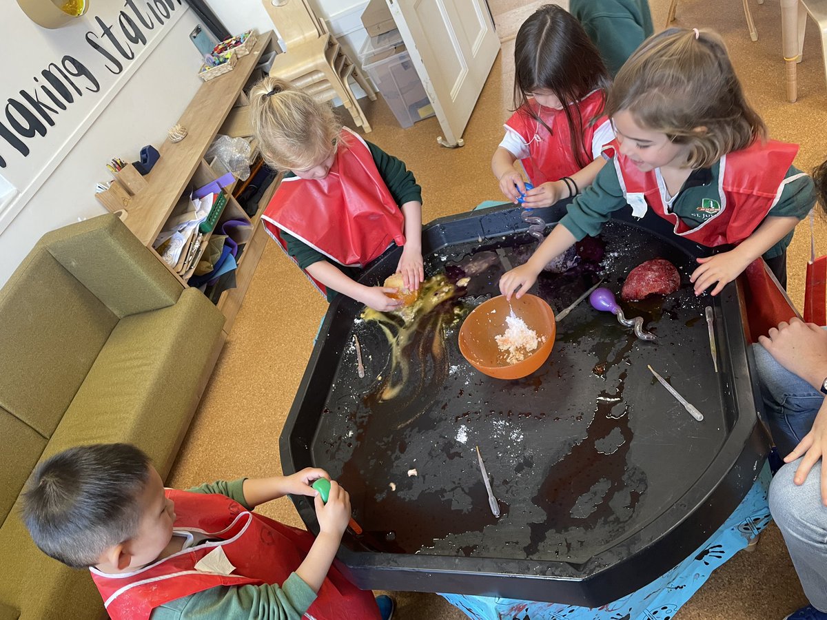 StJuliansEY's tweet photo. Kicking off Primary #STEM week this in @StJuliansLisbon with some small spring provocations in Reception - flowers, nests and wonderful colour experiements! @StJuliansPrim #StJuliansFoundation #TheJoyofLearning #ScienceWeek https://t.co/0KELZxAVJD