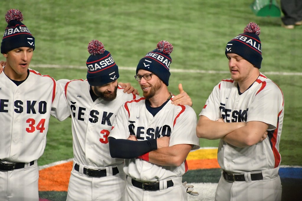 dekora0223's tweet photo. 試合前にニット帽被って記念撮影してんのかわいかった
2023-03-13
#baseballczech
#WorldBaseballClassic
#ericsogard
#LucasErcoli
#JanNovak
#OndraSatoria https://t.co/a4Vup3Mkkz