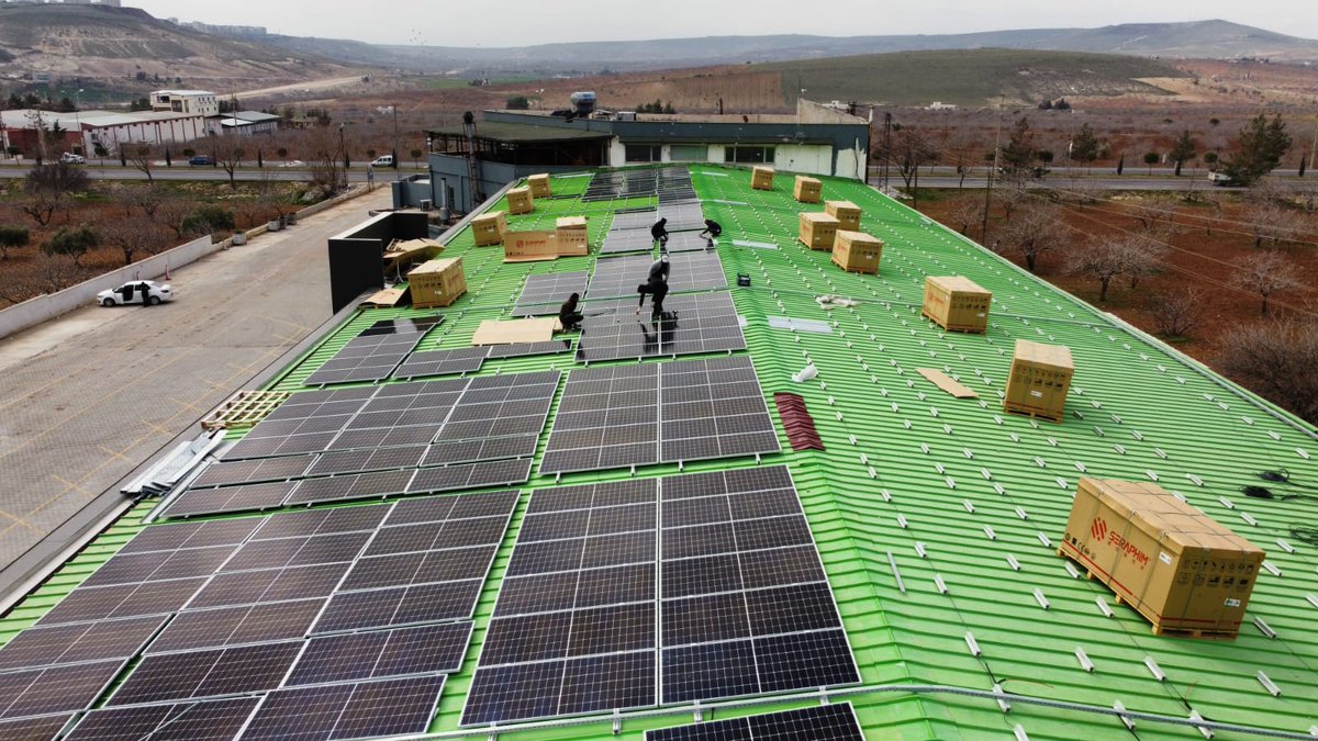 #Şanlıurfa da #ges Kurulum çalışmaları son hızla devam ediyor.

Bir müşterimizi daha güneş ile buluşturmaya gayret ediyoruz 👏

#ges #güneşenerjisi #yatırım  #Diyarbakır  #şanlıurfa 

<a href="/barutcumsahin/">mehmet şahin barutçu</a> @nobelgurme <a href="/1MesutKURT/">Mesut KURT</a> <a href="/SundiyarGes/">Sundiyarges</a>
