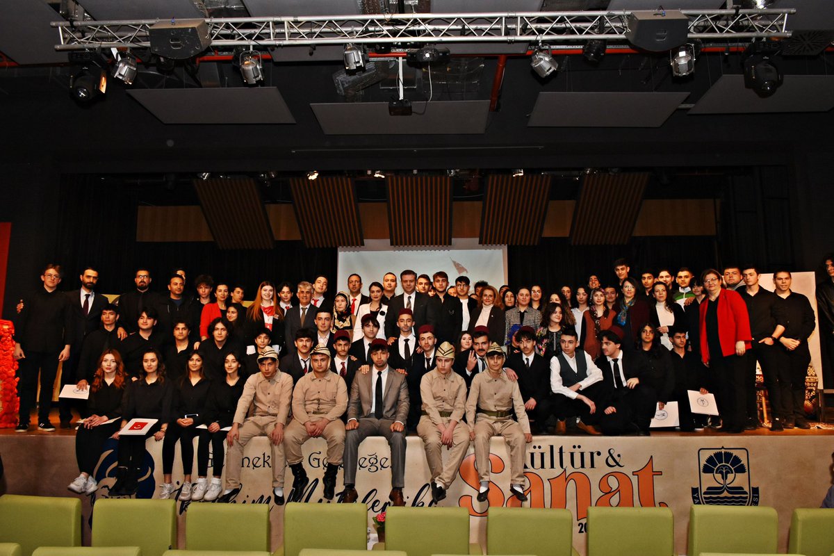 YalovaMem's tweet photo. 12 Mart İstiklal Marşının Kabulünün 102. yılı ve Mehmet Akif Ersoy'u Anma Programı; Yalova Valisi Muammer Erol ve İl Milli Eğitim Müdürümüz Halil İbrahim Akmeşe ile il protokolü, okul yöneticileri, öğretmenler, öğrenciler ve velilerin katılımıyla gerçekleştirildi.
@akmeseibrahim https://t.co/Ys7JdCl8at