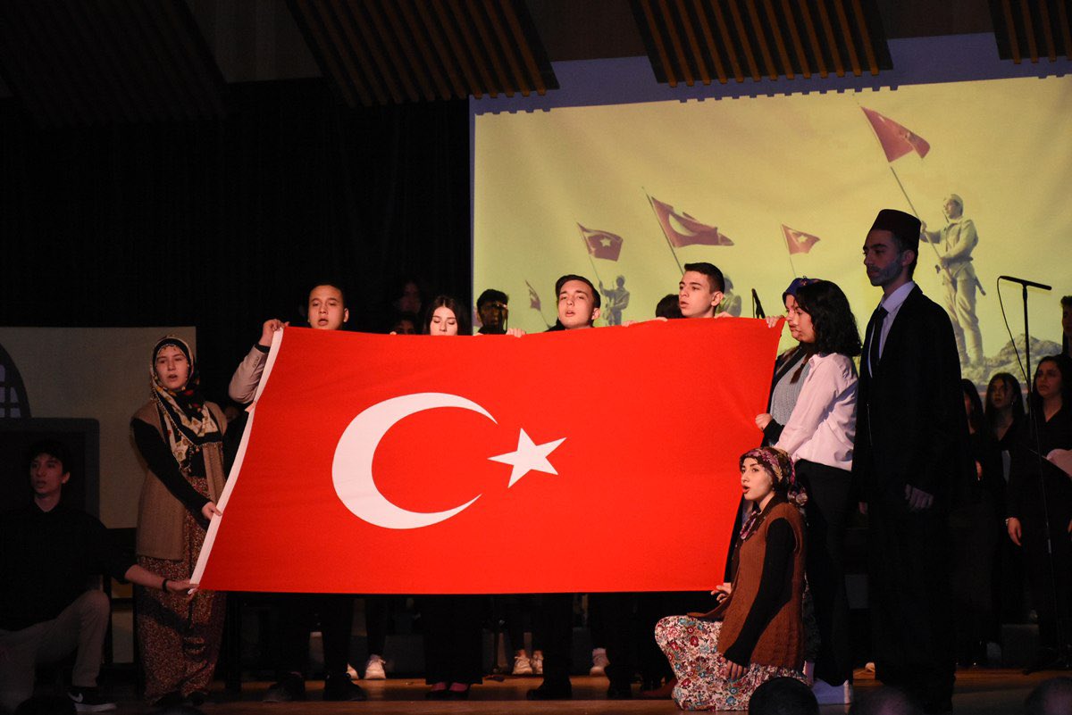 YalovaMem's tweet photo. 12 Mart İstiklal Marşının Kabulünün 102. yılı ve Mehmet Akif Ersoy'u Anma Programı; Yalova Valisi Muammer Erol ve İl Milli Eğitim Müdürümüz Halil İbrahim Akmeşe ile il protokolü, okul yöneticileri, öğretmenler, öğrenciler ve velilerin katılımıyla gerçekleştirildi.
@akmeseibrahim https://t.co/Ys7JdCl8at