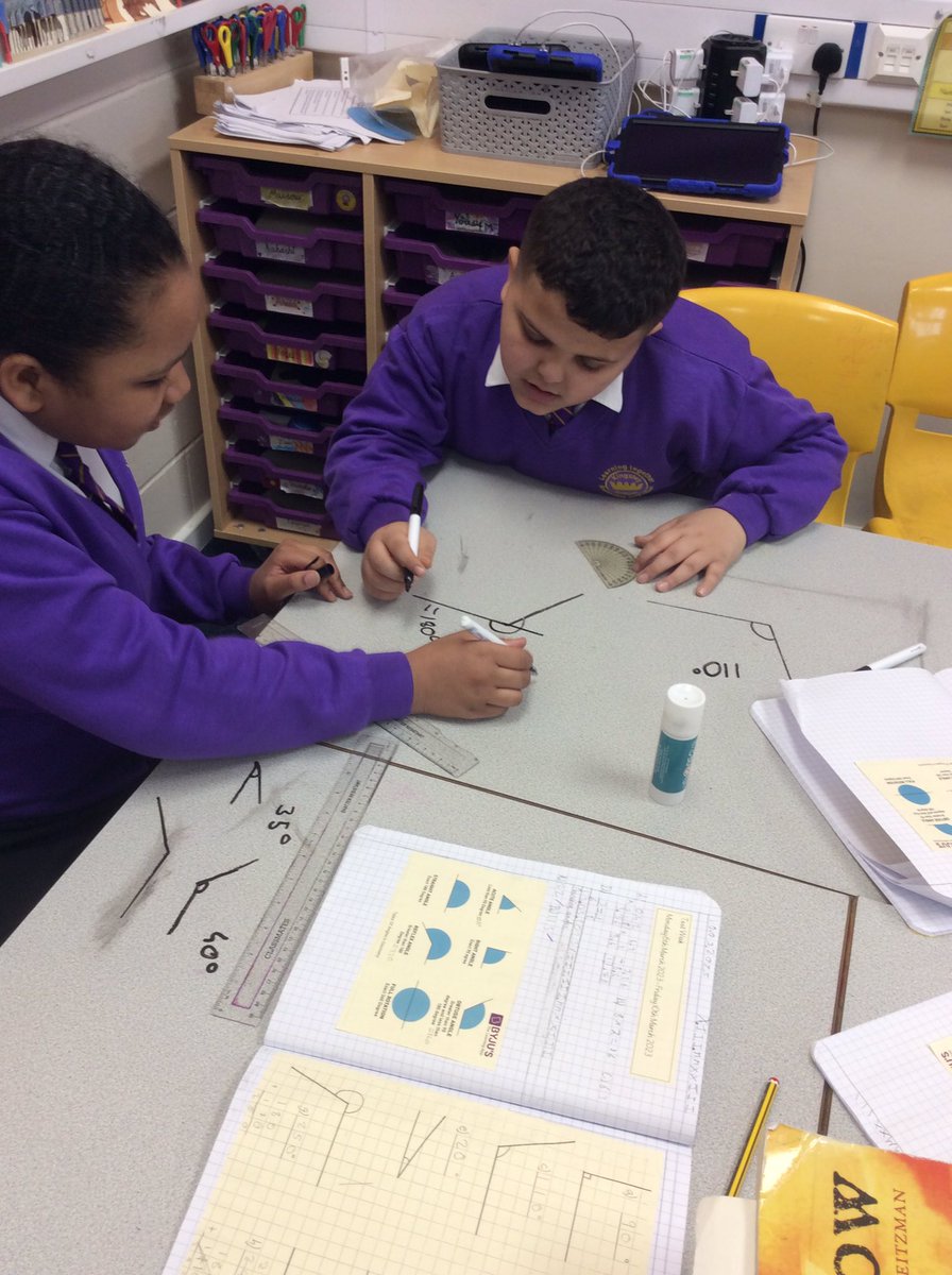 KingsleyLpool's tweet photo. 6P have been doing an amazing job at using protractors to measure angles #KingsleyMath https://t.co/1sbYU2p7mb