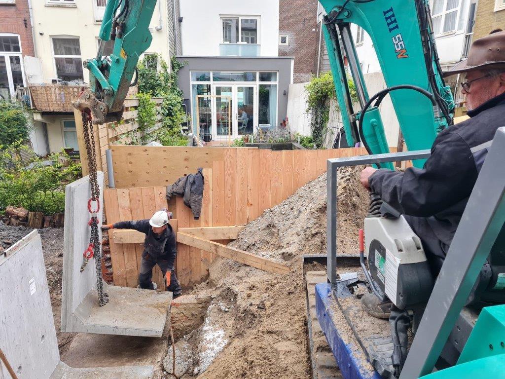 SGWbouw's tweet photo. In Amsterdam Transvaalbuurt hebben wij een werk afgerond met o.a.
• Uitvoeren grondsanering
• Plaatsen van betonnen keerwanden op fundering van gewapend beton t.b.v. uitbouw functionele bedrijfsruimte
• Inrichten van binnentuinen met bestrating, tuinschermen en grondafwerking https://t.co/iaNBlENJMR