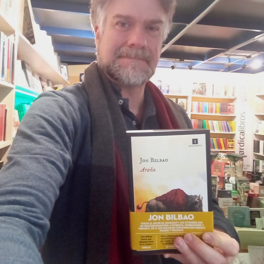 "Jon Bilbao nos deja unas vivencias que son mutadas a su antojo en un western de calidad, uno que te atropella sin piedad. Porque es su diversión y es su obra. Y eso es pura genialidad " @Montana_Magica 

#LasLibreríasRecomiendan 'Araña' todostuslibros.com/libros/arana_9…