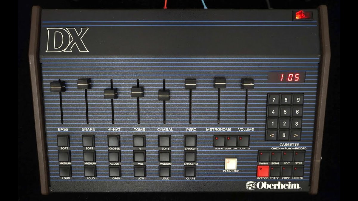 80年代後半から90年代初頭にスティクリのクリービーさんが使用していたオーバーハイムDX（ドラムマシン）。デイスプレイを開けて中の基盤に付いてるダイヤルをクルクル回すのが特徴。この音は、あの頃のダンスホールには絶対に不可欠だね。
#OberheimDX #オーバーハイムDX #ドラムマシン