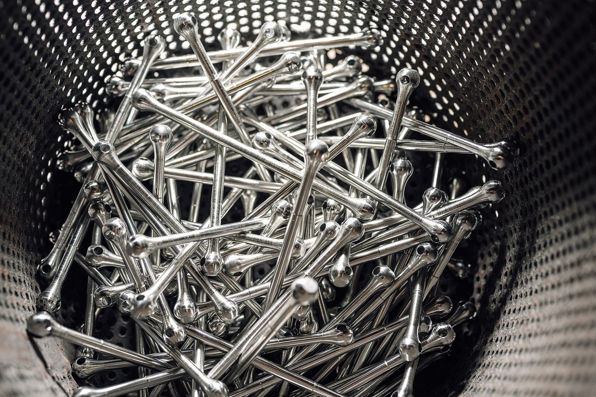 TeamXRAY's tweet photo. Our own heat treatment procedure of the Hudy Spring Steel drive shafts. How it is made. 100% Made in Europe. 100% Made by XRAY. #XRAY #HowItIsMade https://t.co/ooKW1PThfs