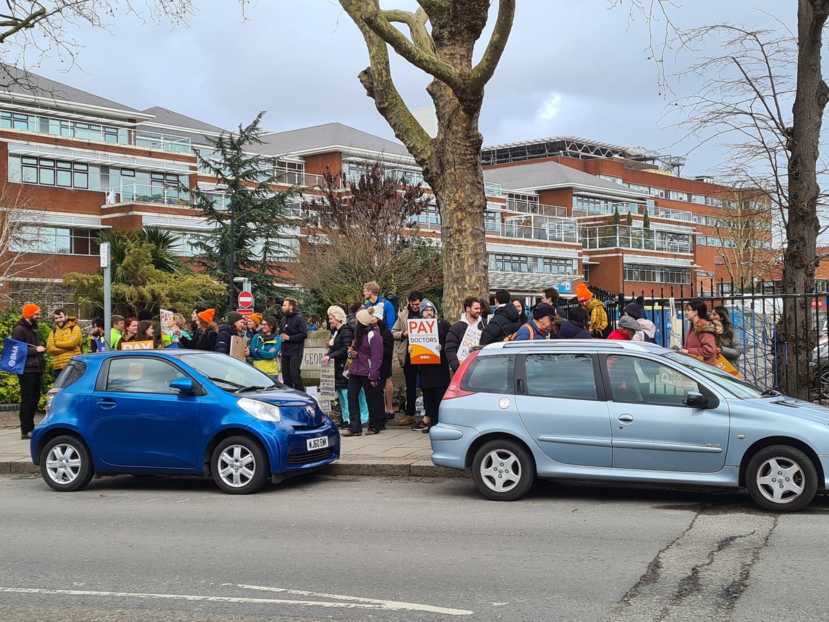 The #picketline @StGeorgesTrust - great atmosphere. Lots of horns tooting. AND some sunshine. As a consultant, I totally support #PayRestoration #juniordoctors