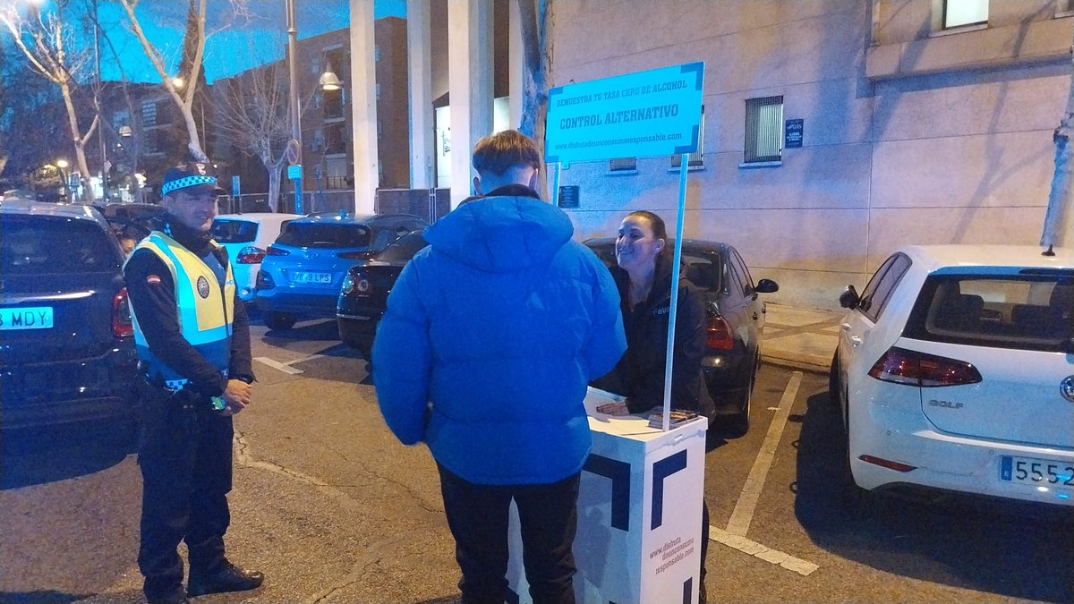 EspirituososESP's tweet photo. Espirituosos España y la Policía Local de #Alcobendas premiaron este fin de semana a los jóvenes que demostraron no haber consumido nada de #alcohol en los controles preventivos de @ALCBDS_Policia
#ConductorAlternativo
#DisfrutaDeUnConsumoResponsable
#ConductoresNiUnaGota https://t.co/6NRiyoDaGU