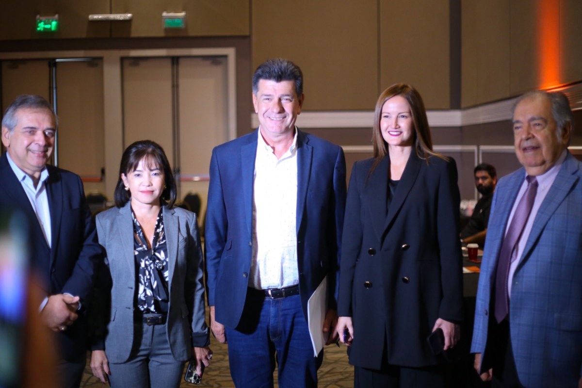 Excelente encuentro con <a href="/CERNECO/">CERNECO</a>, la APAP y la Cámara de Anunciantes del Paraguay sobre las propuestas de la Concertación Nacional para lograr un Gobierno eficiente, ágil y cercano a la gente. Seguimos avanzando… 🇵🇾