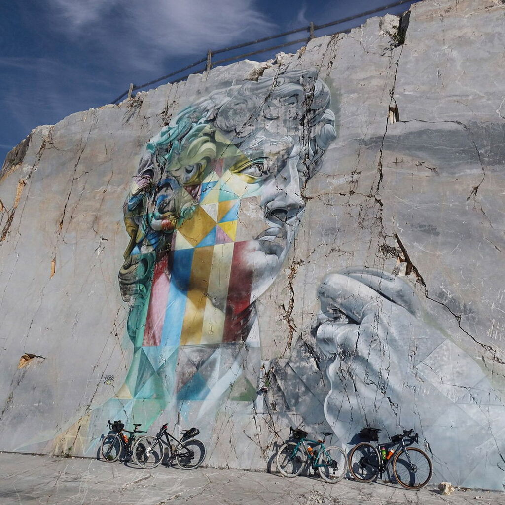 79 Traumhafte Gravel Touren in der Toskana mit den @ghiaia_explorers 
Verwandet im Herzen erkennt man schnell. Die Ghiaia Explorers (Ghiaia = Schotter in italienisch) haben es sich zu Aufgabe gemacht besondere Gravel-Touren und Gravel-Routen in der Toska… instagr.am/p/CpunFr4NObP/