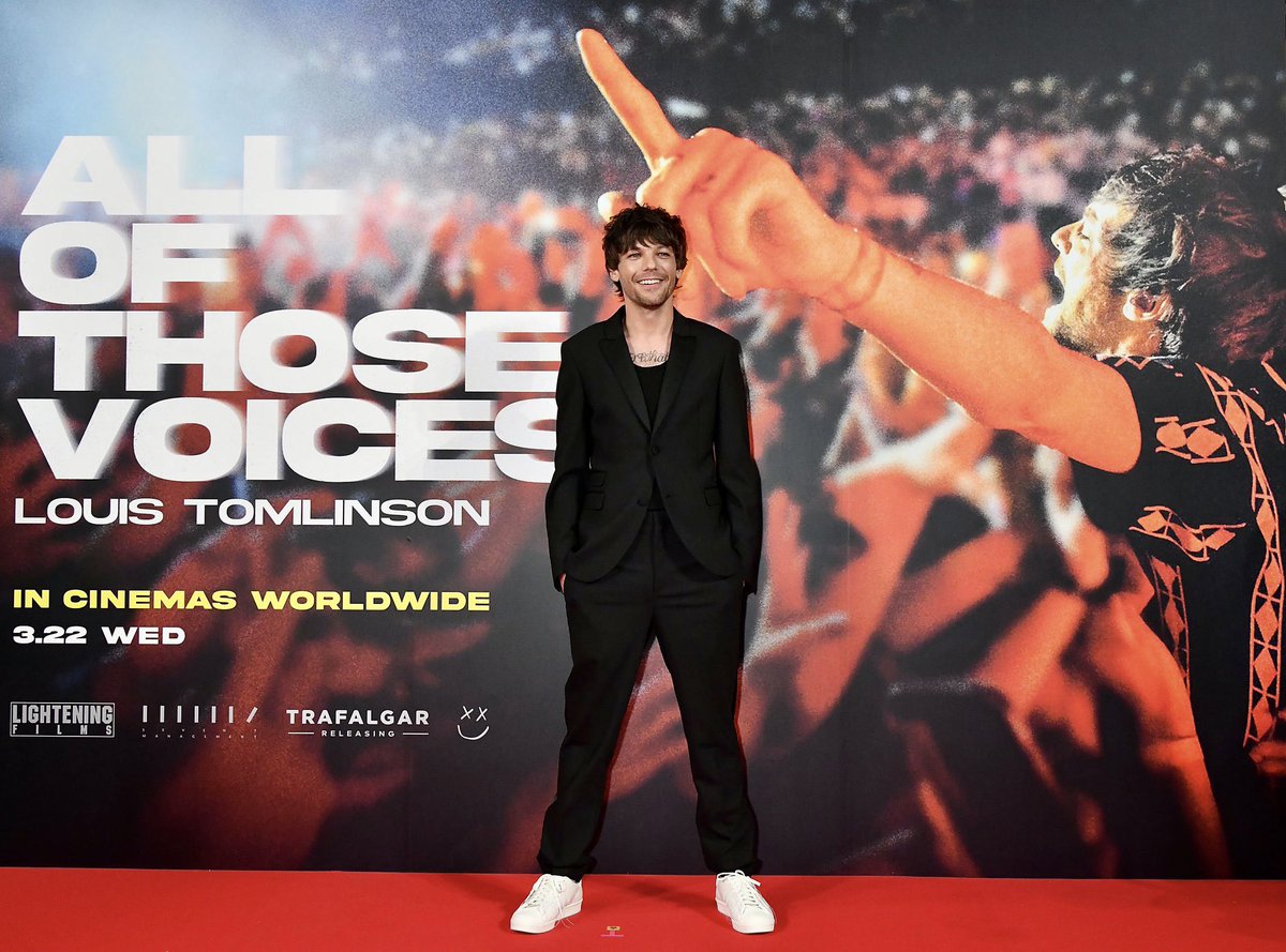 AngelaxHoran's tweet photo. Louis東京のレッドカーペットにて🇯🇵✨
はじける笑顔！とても嬉しそうです！！日本にいるLouisは一段と輝いてるように見えます😍✨✨ https://t.co/hwBulIy90m