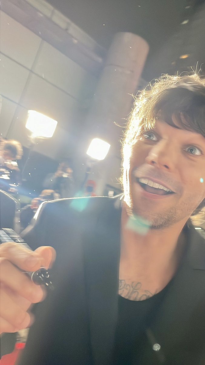 AngelaxHoran's tweet photo. Louis東京のレッドカーペットにて🇯🇵✨
はじける笑顔！とても嬉しそうです！！日本にいるLouisは一段と輝いてるように見えます😍✨✨ https://t.co/hwBulIy90m