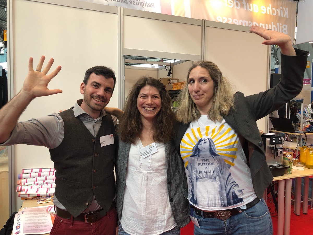dinsedesalas's tweet photo. Voller Einsatz beim Standdienst mit Jonas und @FrauWenisch auf der #Didacta 2023. Bildung die dem Leben dient https://t.co/dngK3qS55x
