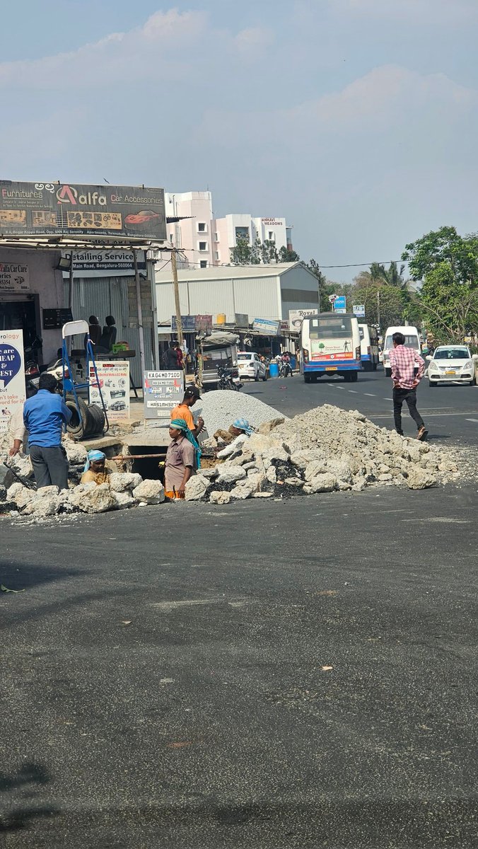 aparnanaveen's tweet photo. While PM Modi is all set to inaugurate Mysore Express way, BBMP is yet again on their usual treasure hunt game using people's tax money! what a shame!!! https://t.co/ry7MPlz7Uy