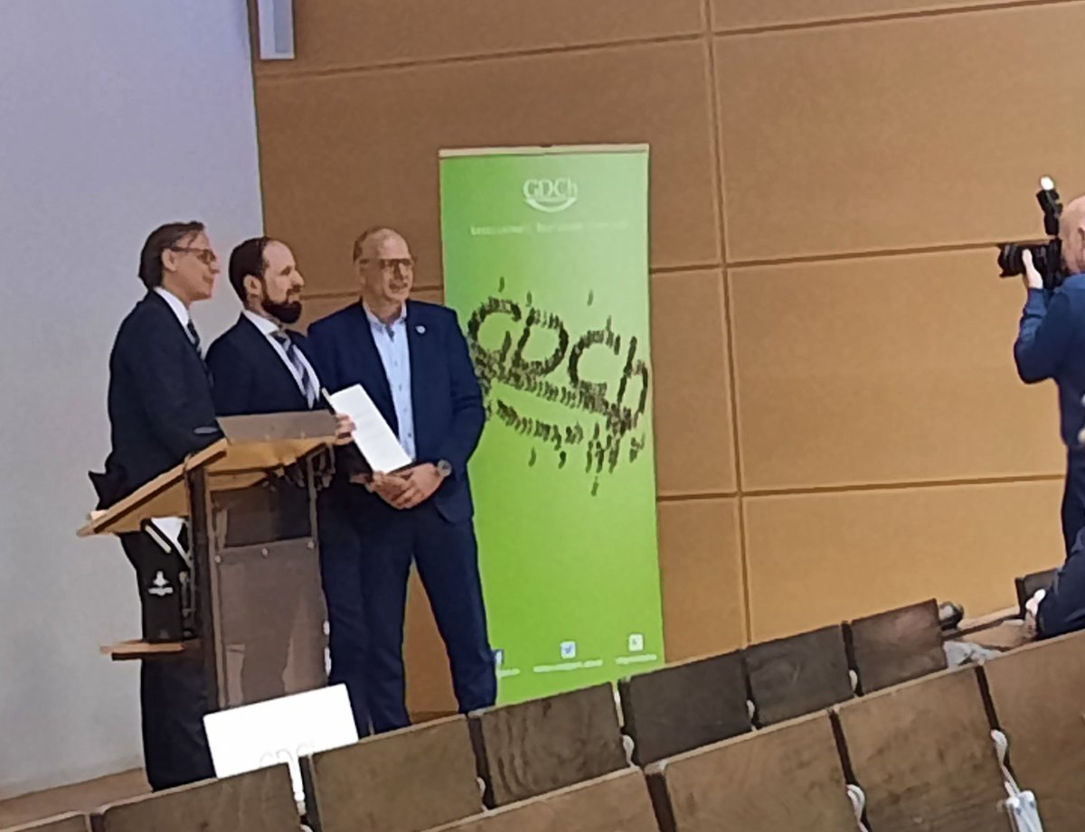 Und hier ist der Preisträger Kai Exner (Mitte) mit Ladator (li) und Präsident (re)