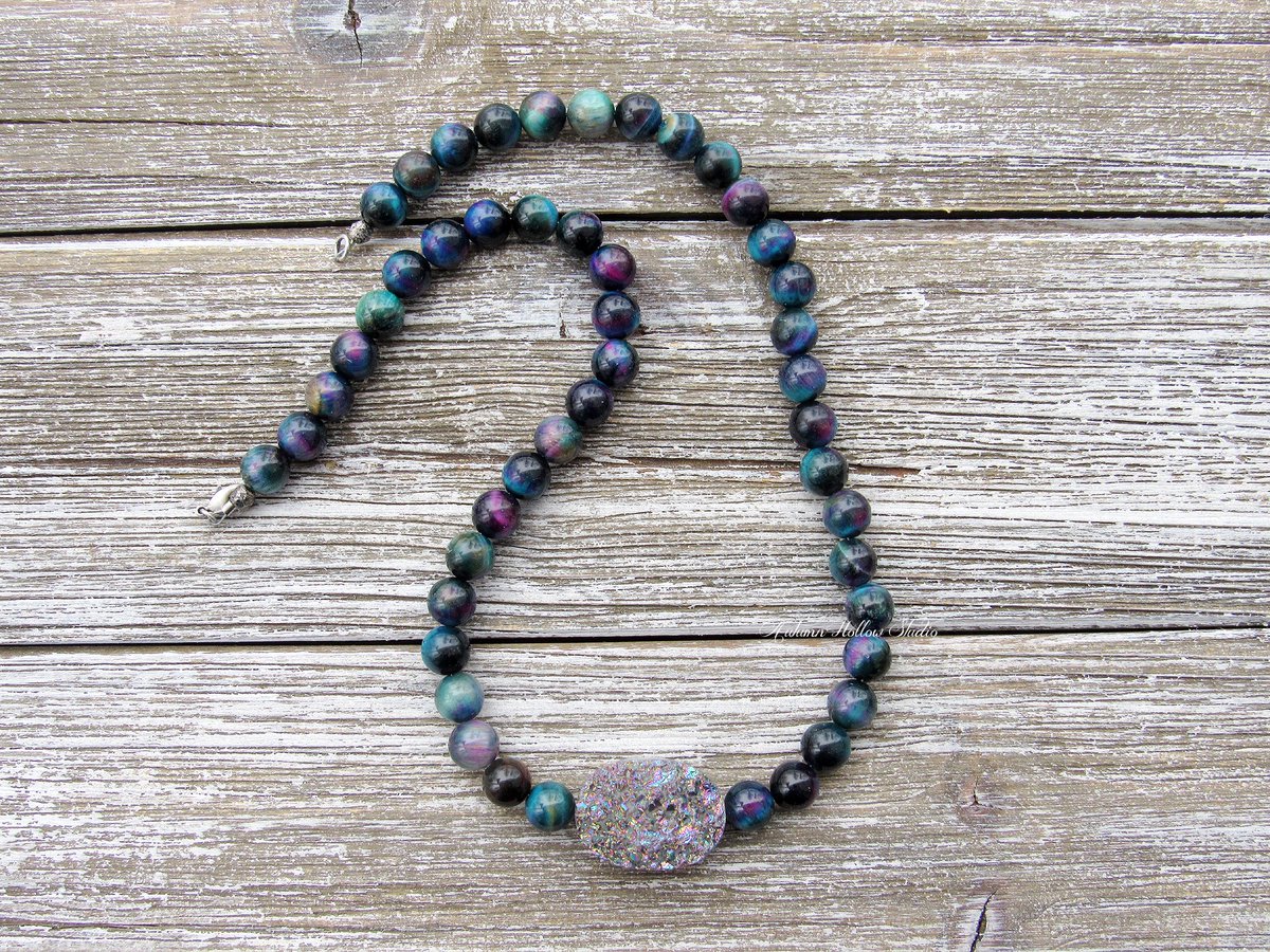 • Nebula • A one of a kind gemstone beaded necklace crafted with 8mm polished galaxy tiger's eye gemstone beads and a titanium quartz crystal druzy focal • etsy.me/3J2YzOe
#gemstonenecklace #artisanjewelry #jewelryonetsy #shophandmade #nebula