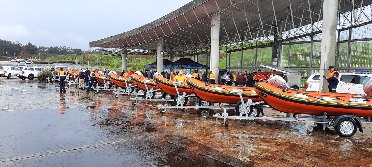 OVoluntariadoOU's tweet photo. Esta mañá entrega de @XuntaVice de 5 embarcacións pneumáticas e 6 remolques de emerxencias para a provincia de #Ourense 
🚤
#NogueiradeRamuín
@PC_ParadadeSil 
@gespereiro 
@concelloarua 
#VianadoBolo

🚛
#Petín
#SanCibraodasViñas
#Cea 
#Vilamarín
@ConVilamartin 
@XunqEspadanedo https://t.co/xm4vuhBpNO
