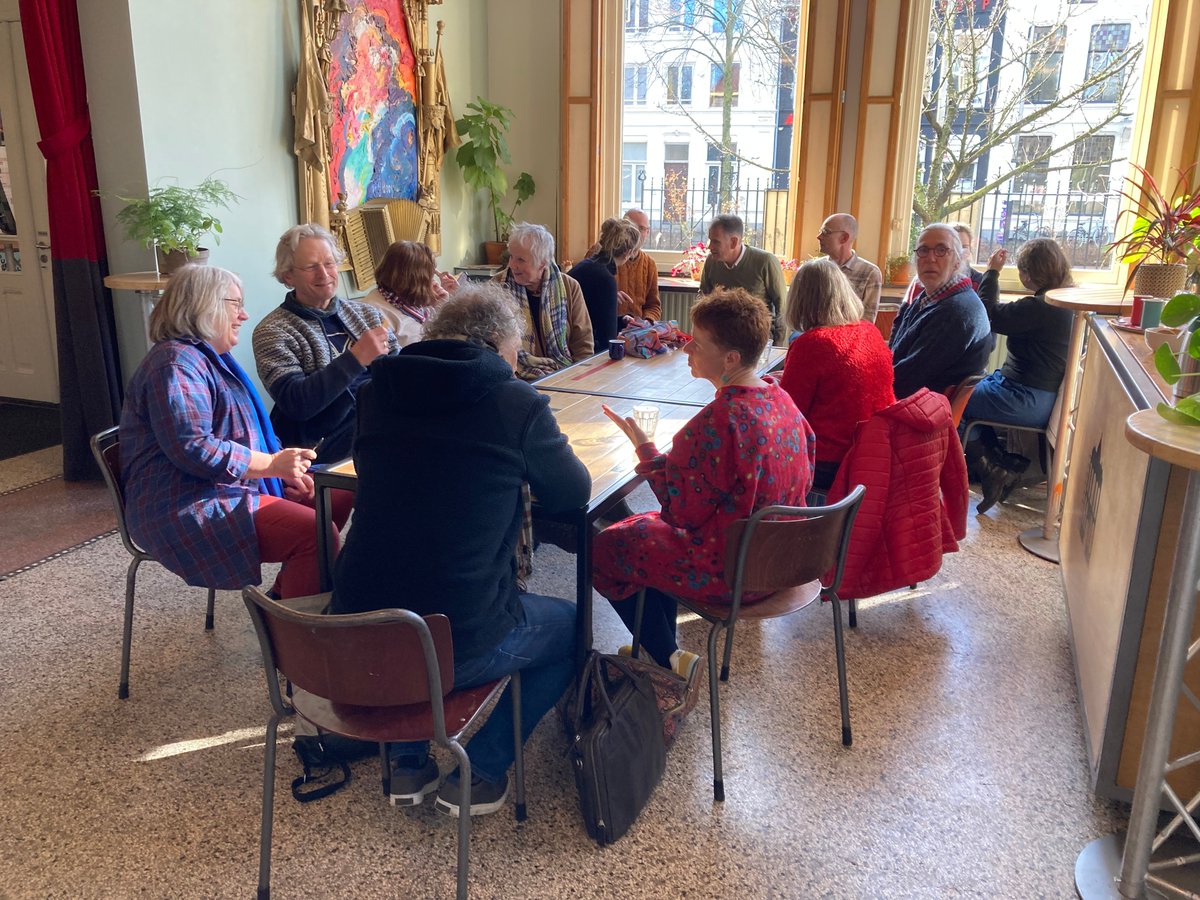 Afgelopen zaterdag was het weer volle bak in de Berenkuil, met de eerste lesdag van zowel een Basiscursus Verhalen vertellen als de gevorderden cursus Opbouw van een vertelprogramma. Oude en nieuwe gezichten mixten spontaan - daar worden we altijd weer blij van :-) #storytelling