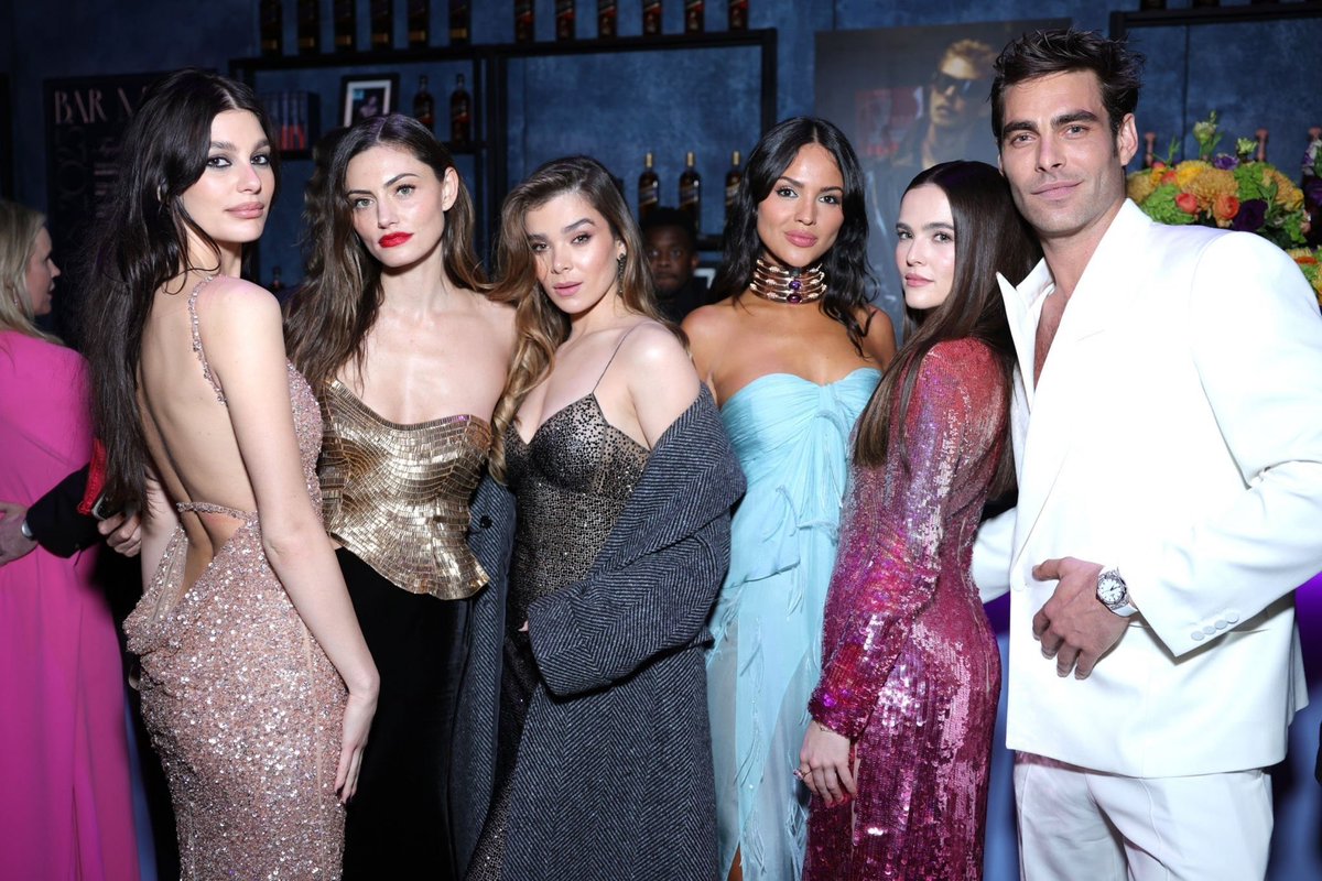 ptonkindaily's tweet photo. 📷 | Phoebe Tonkin inside the Vanity Fair Oscars Party with Camila Morrone, Hailee Steinfeld, Eiza Gonzalez, Billie Eilish, Zoey Deutch (March 12) https://t.co/1CnDOYzmKy