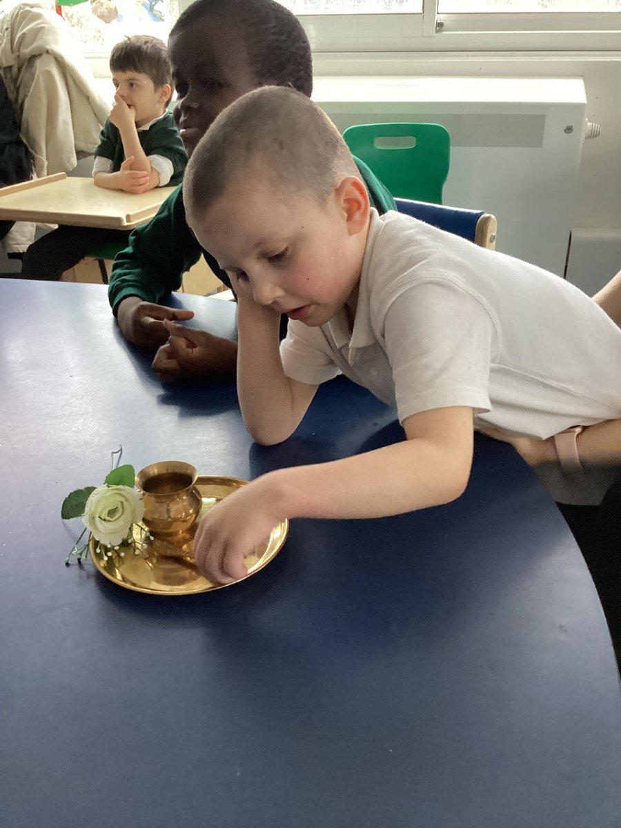 harlow_fields's tweet photo. Hazel class paid great attention today! We love exploring the artefacts and immersing ourselves into Hindu Week #REWEEK https://t.co/5aUK6ZJ3h3