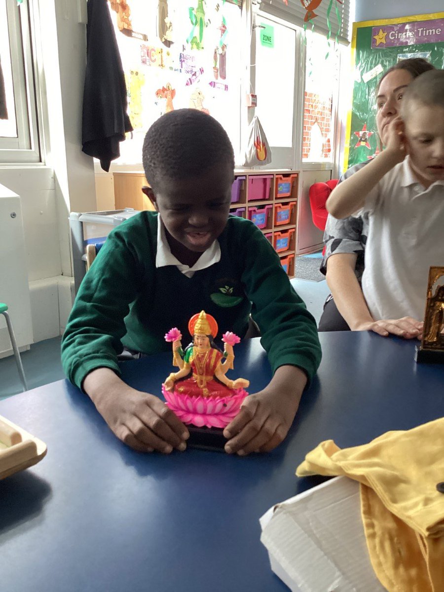 harlow_fields's tweet photo. Hazel class paid great attention today! We love exploring the artefacts and immersing ourselves into Hindu Week #REWEEK https://t.co/5aUK6ZJ3h3