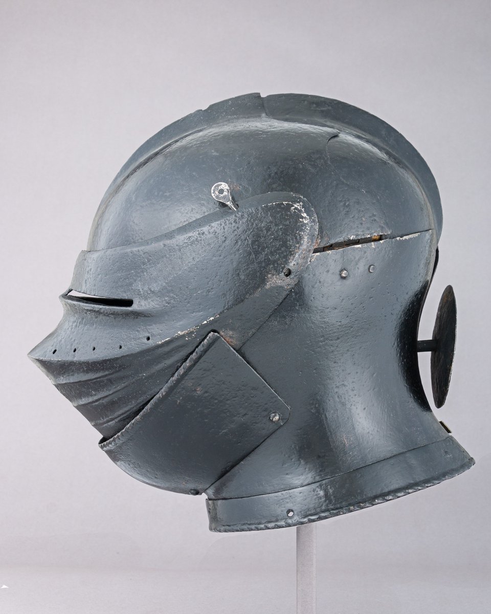 Eol4242's tweet photo. the fashion of the armets, still pointy on top, with multiple sights and breaths and a small bevor only doubling the jaw; and many of the shapes and ornaments participate to the identity of the piece.

(the dog is somewhat accurate too but don't ask me about dogs really)
(8/10) https://t.co/O1iXQhQYNc