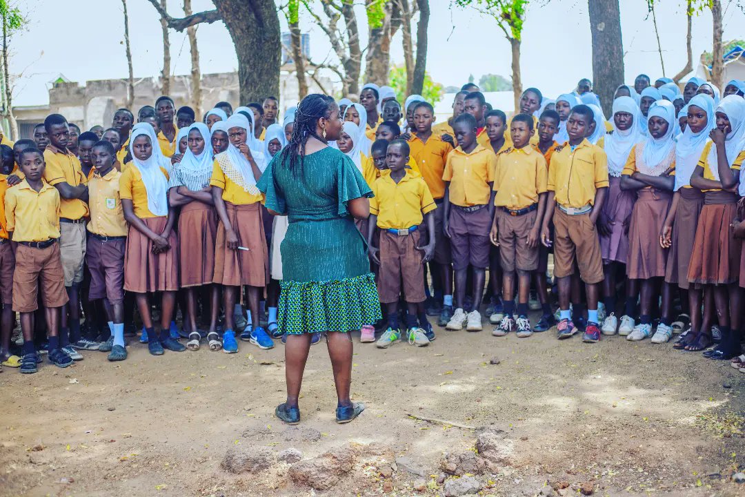 It was the turn of Mad. Nuhaila Koray, a medical laboratory scientist and CEO of Kaara Diagnostic Services to visit 10 rural schools benefiting from our Calendar for Change Project. She spent quality time educating students on the medical profession. Very interactive Q&amp;A sessions