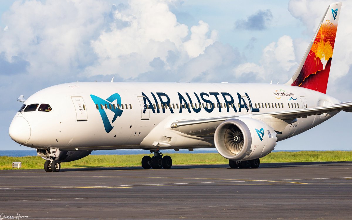 OlivierHoarau's tweet photo. ๐ด๐ Little #Dreamliner spotted last week end ๐ซ #FOLRB @airaustraloff #Boeing787 on arrival from #Dzaoudzi & departure to #Bangkok ๐ซ
#Avgeek #Boeing #B787 #LaReunion #ReunionIsland #AirAustral https://t.co/KBbKBlB5zG