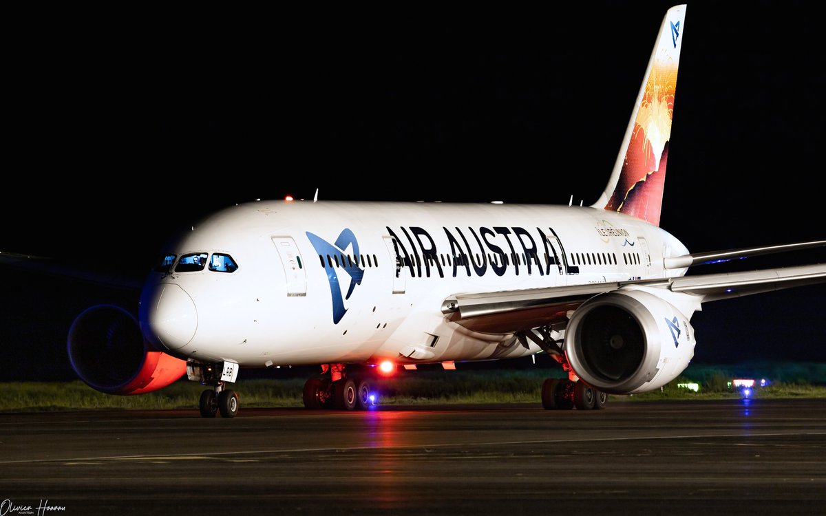 OlivierHoarau's tweet photo. ๐ด๐ Little #Dreamliner spotted last week end ๐ซ #FOLRB @airaustraloff #Boeing787 on arrival from #Dzaoudzi & departure to #Bangkok ๐ซ
#Avgeek #Boeing #B787 #LaReunion #ReunionIsland #AirAustral https://t.co/KBbKBlB5zG