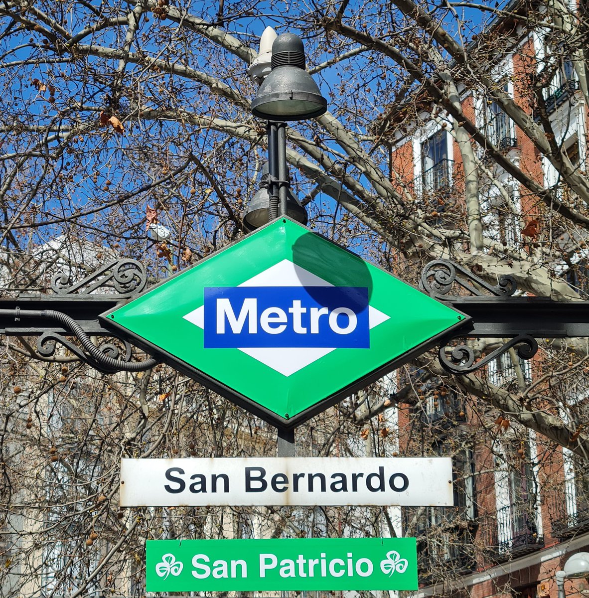 IrlEmbMadrid's tweet photo. It's officially #SemanaDeIrlanda with @descubreirlanda and @metro_madrid An amazing performance by @Sharon_Corr to start the #SanPatricio festivities this morning! Look out for more Irish music and dance by @UCDDanceSoc in the Metro this week ☘️ 🇮🇪 https://t.co/0z29EFQKfl
