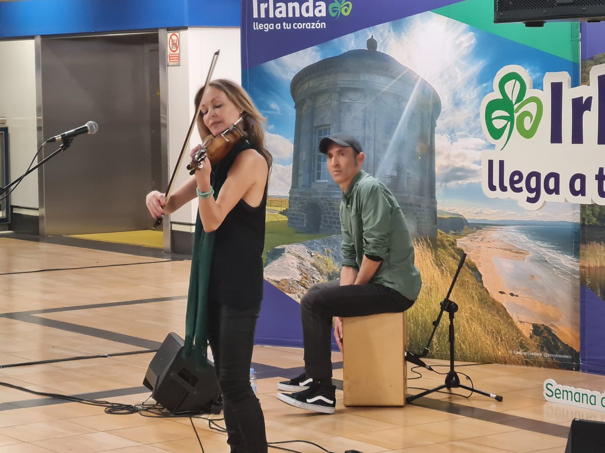 IrlEmbMadrid's tweet photo. It's officially #SemanaDeIrlanda with @descubreirlanda and @metro_madrid An amazing performance by @Sharon_Corr to start the #SanPatricio festivities this morning! Look out for more Irish music and dance by @UCDDanceSoc in the Metro this week ☘️ 🇮🇪 https://t.co/0z29EFQKfl