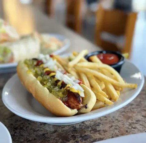 Sahlens's tweet photo. Sandy buns check! ✅ 🌭 Sahlen's #DogsDoneRight can even be enjoyed as far South as #Daytona! Grilled & served perfectly by Sand Trap Bar & Grille. Next time you’re in the sunny #seaside city, grab a #Sahlen #hotdog with a side of shoestring #fries or #pastasalad! https://t.co/aUufUHgi8A