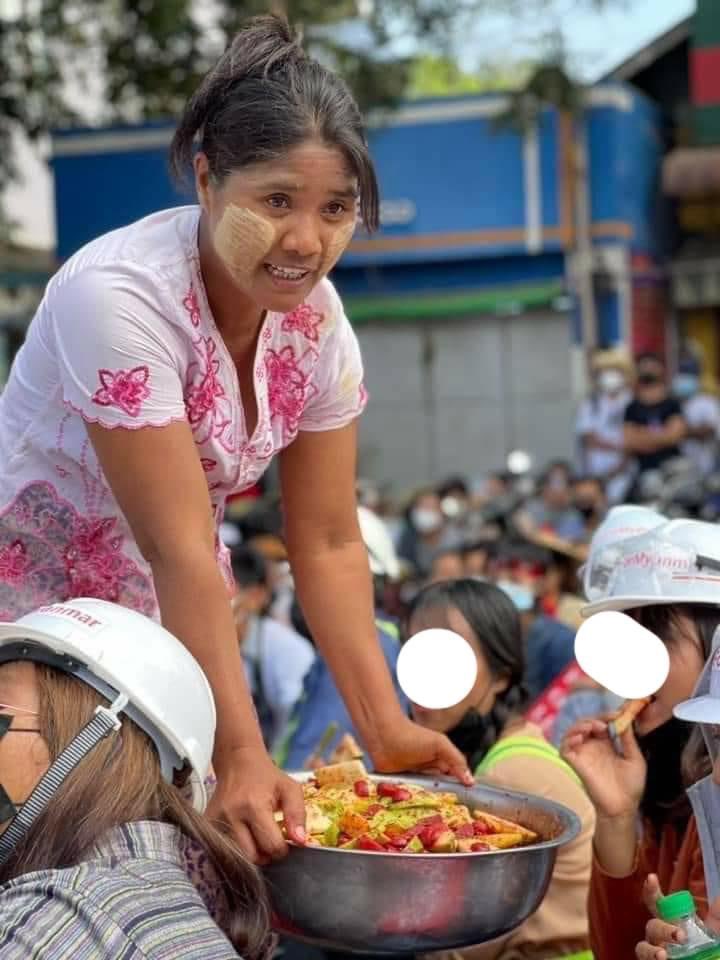 OoKoLinn3's tweet photo. မျက်မှောက်ခေတ်၊မတ်(၁၃)

စစ်ကိုင်းတိုင်း မုံရွာမြို့ ထန်းတောရပ်ကွက်ကချဉ်ပေါင်းသည် #မတင်တင်အေးနဲ့ မိသားစု၀င်(၃)ဦးကို စစ်ကောင်စီတပ်ဖွဲ့က မတ်လ
(၁၃)ရက်နေ့မှာ ၀င်ရောက်ဖမ်းဆီးသွားတယ်လို့ သိရပါတယ်။ https://t.co/1z9XFfOm0q