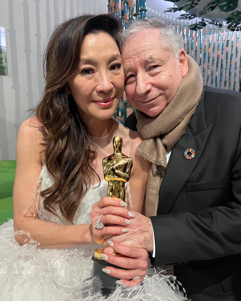 Algun@s, de primeras, habrán cortocircuitado al ver a Jean Todt en los #Oscars…

Y sí, Michelle Yeoh, su pareja, se llevó la estatuilla a Mejor Actriz. ✨

#F1Rosa