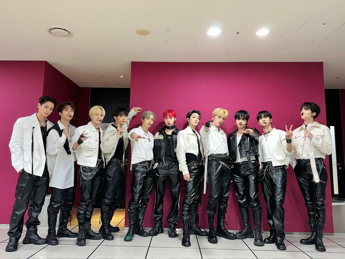 The third stage at Music Core: finished. From the Roar and Awake stages of hot guys who showed black and white harmony. Everyone had fun, did you enjoy it? Please spend the rest of the weekend with us and enjoy it.