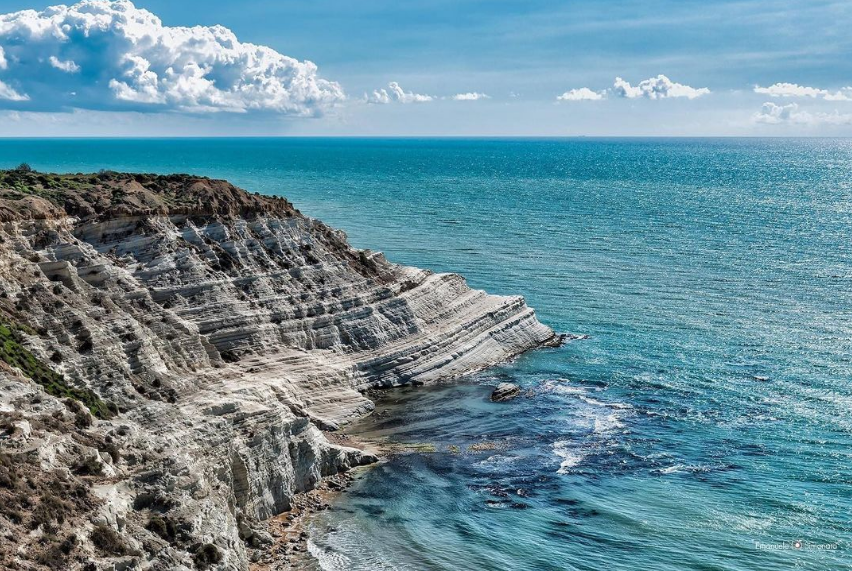 Ricordate sempre di rispettare la bellezza 💙🌊

#ScaladeiTurchi #Agrigento #visitsicilyinfo #viaggioinSicilia #ViaggioinItalia #estateallitaliana #whitewall 

📷 @esimonaro