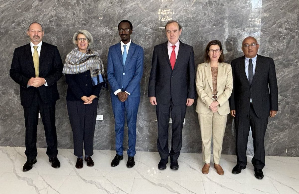 Accountability and justice high on the agenda today between #Ethiopia & #EU. Hi-level EU visit to Addis: Dy Sec Gen @enriquemora_ & Amb @LaranjinhaEU1 & @Dr @EUSR_Weber met with Minister of Justice Timothewos & EHRC @DanielBekele. Justice is a key point for EU engagement.