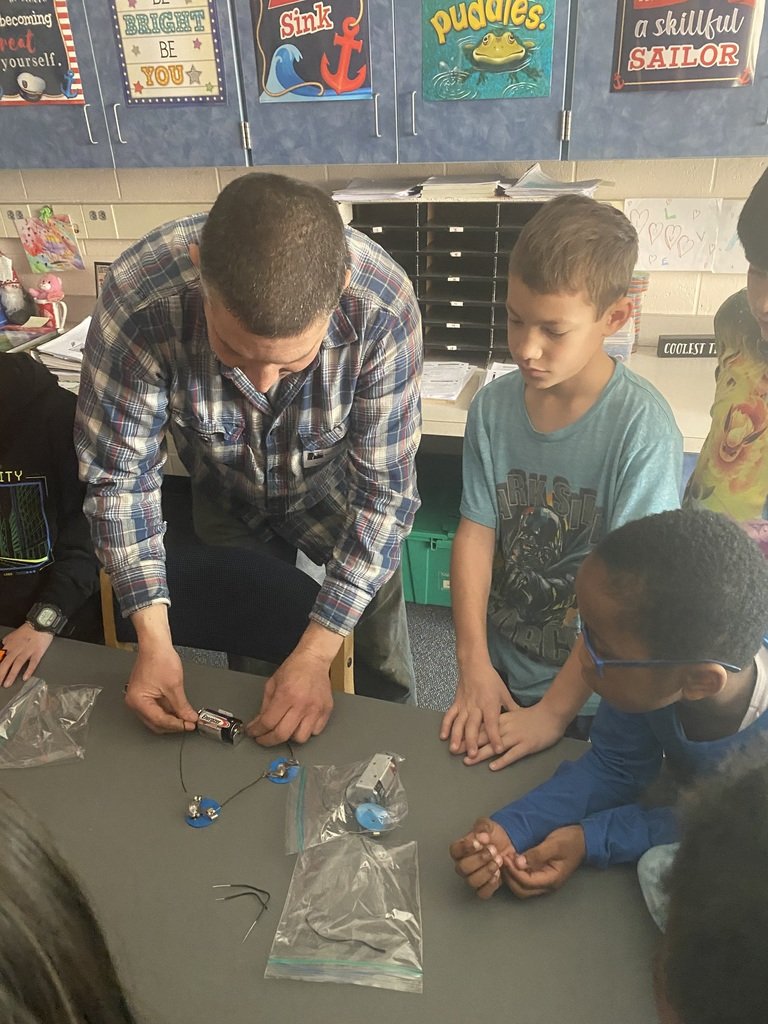 AbingtonSchools's tweet photo. Mrs. Fatovic's 4th glade class at Roslyn Elementary School enjoyed a special visit from master electrician, Robert Raggi, last week. He spoke to her class about the electrical trade and taught the students how to construct series and parallel circuits. #ASDProud #ASDPathways https://t.co/4hvezzpQCF