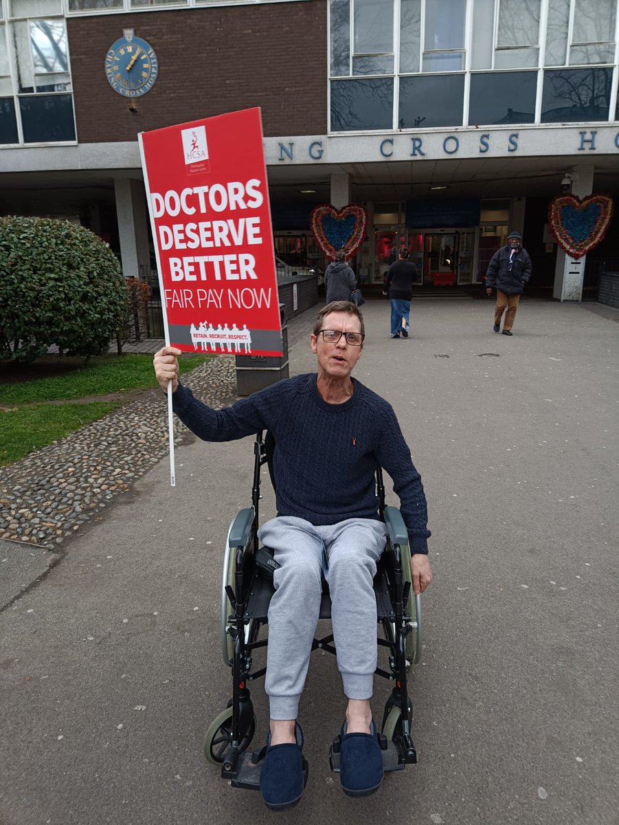 HCSANews's tweet photo. Mark, cancer patient at Charing Cross Hospital, came out to show his support for #JuniorDoctors. 

#DoctorsDeserveBetter https://t.co/IQO1eXmjt4