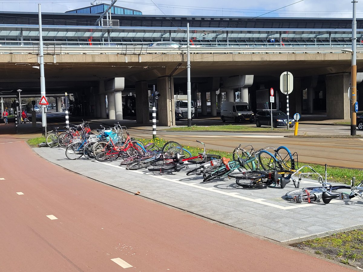 Very windy in Amsterdam today. @DvdHam @HansontheBike <a href="/trbouma/">Tim Bouma 🚴🏻‍♂️</a>