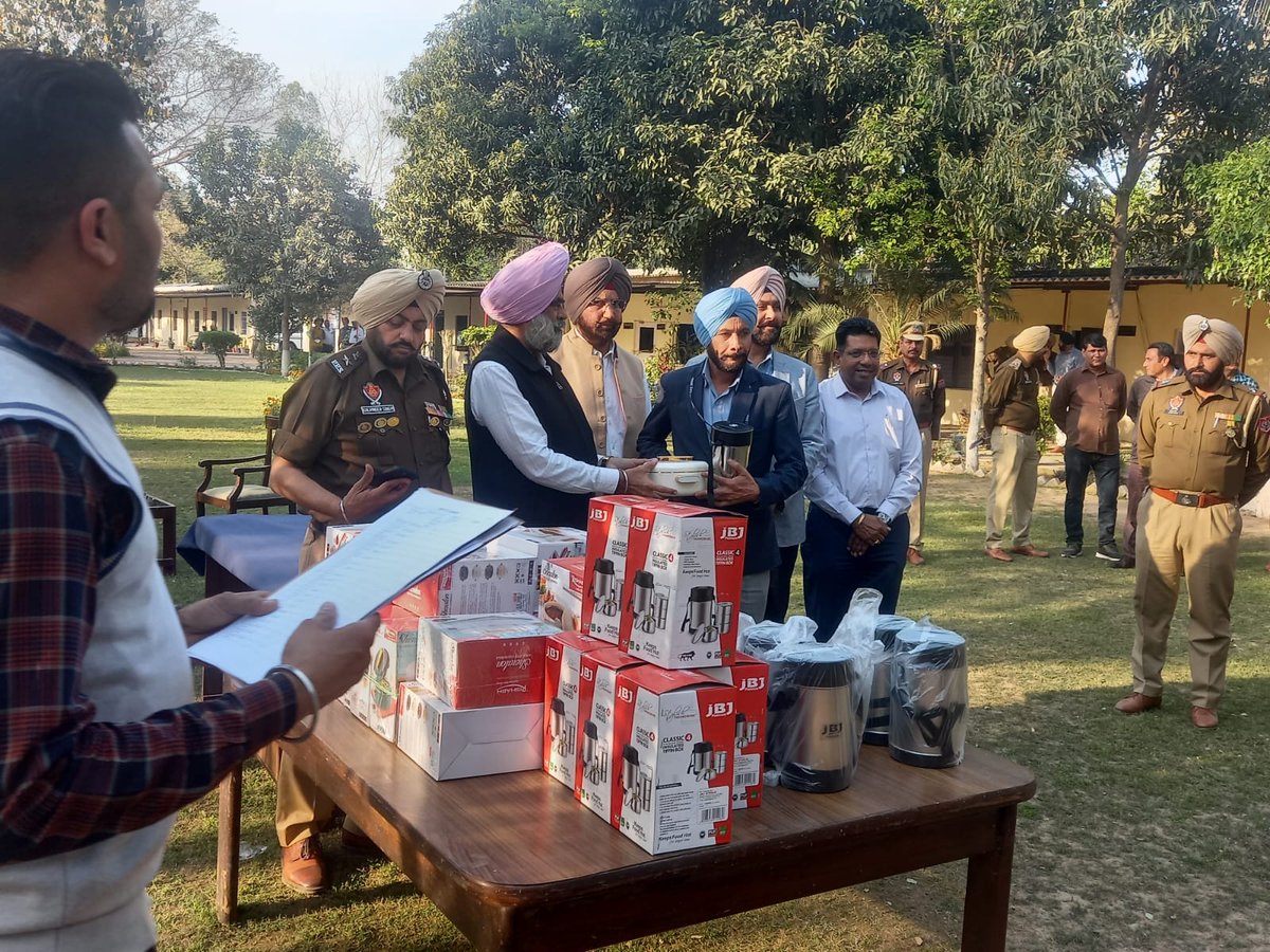 PunjabPoliceInd's tweet image. Keeping the health of the force our #TopPriority, Welfare wing of #PunjabPolice in collaboration with @HDFC_Bank provided 570 tiffins to police personnel doing guard duty with police officers &amp;amp; VVIPs in Chandigarh so they could get hot meals during busy hours.  #ForceIsFamily