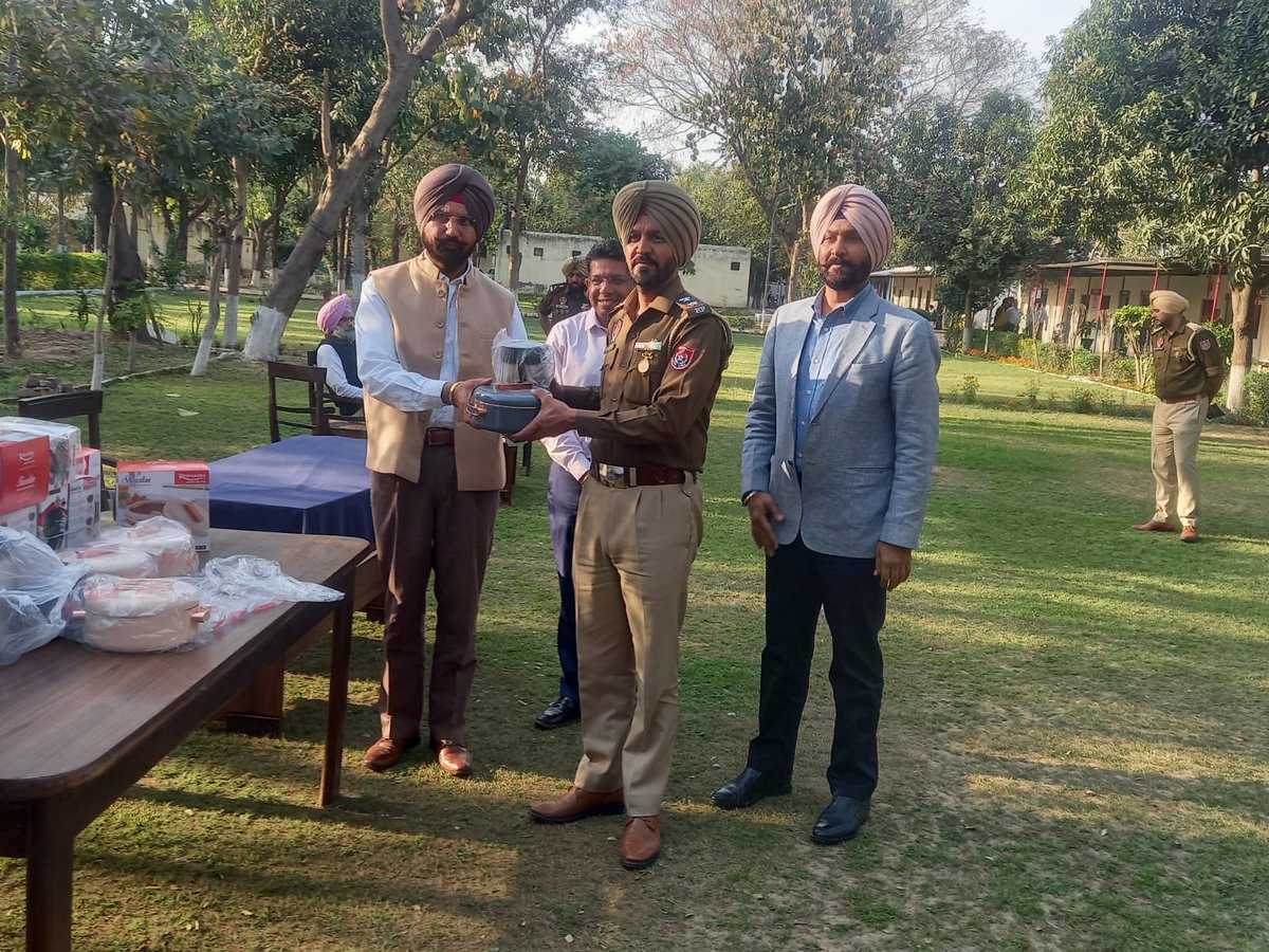 PunjabPoliceInd's tweet image. Keeping the health of the force our #TopPriority, Welfare wing of #PunjabPolice in collaboration with @HDFC_Bank provided 570 tiffins to police personnel doing guard duty with police officers &amp;amp; VVIPs in Chandigarh so they could get hot meals during busy hours.  #ForceIsFamily