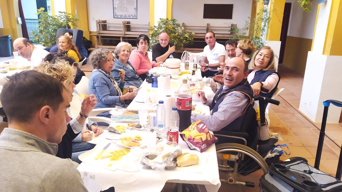 ASPACEAndalucia's tweet photo. 🔵Por tanto, este año hemos apostado más que nunca por el encuentro y la reunión, queriendo formar un #movimientoASPACE cada vez más unido y fuerte, rodeados de nuestras personas usuarias, familias y profesionales. 🙌 https://t.co/iQ4broW79H