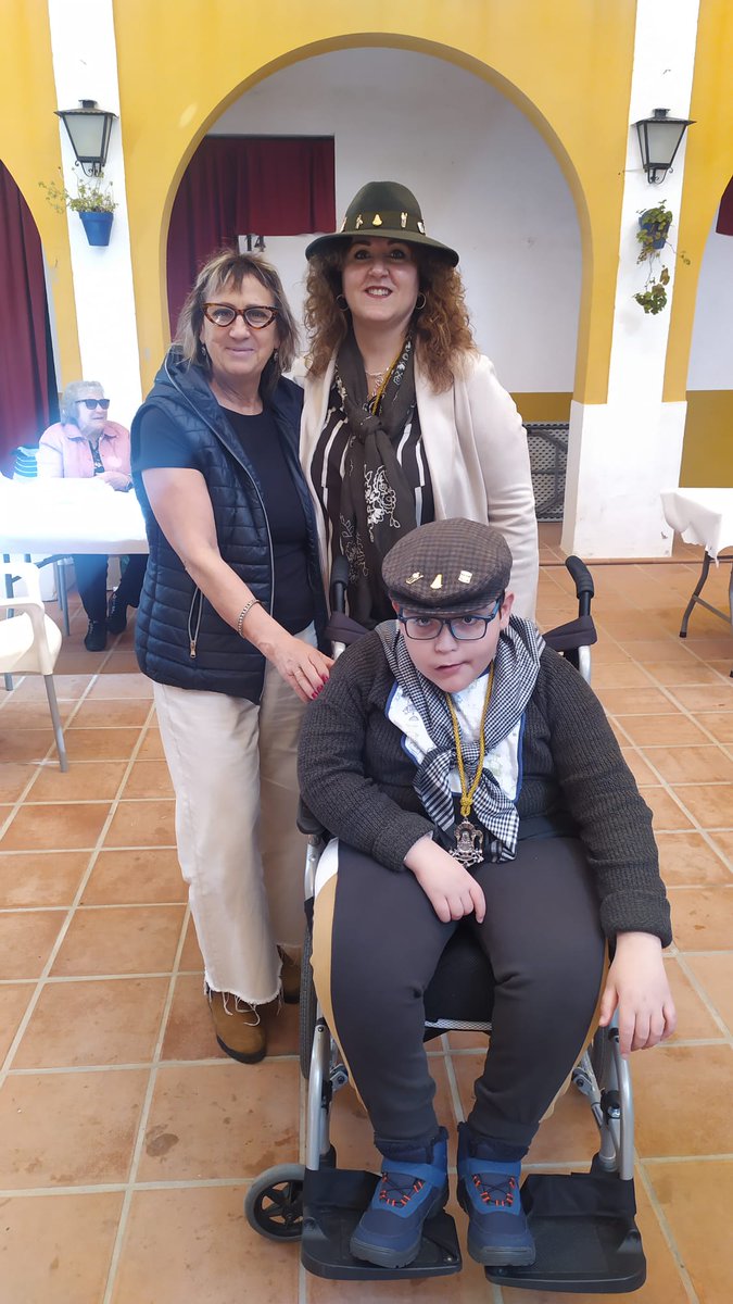 ASPACEAndalucia's tweet photo. 🔵Por tanto, este año hemos apostado más que nunca por el encuentro y la reunión, queriendo formar un #movimientoASPACE cada vez más unido y fuerte, rodeados de nuestras personas usuarias, familias y profesionales. 🙌 https://t.co/iQ4broW79H