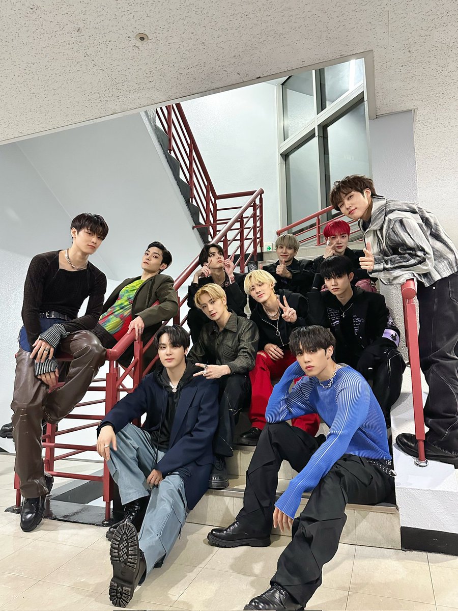 #Inkigayo The comeback stage of Roar and Awake is completed. Showing the standard of power dark sexy, and provoke our charm endlessly. Today was a day full of happiness, thanks to Deobis passionate support. Let’s do the remaining activities together, The Bs.