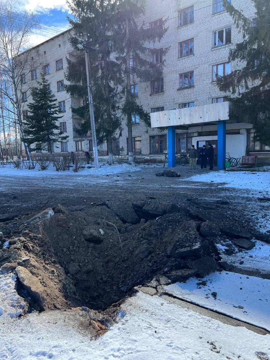 KyivIndependent's tweet photo. ⚡️Russian attack on village in Sumy Oblast kills 1, injures 4.

Russian troops launched a missile strike on the village of Znob-Novhorodske in Ukraine’s northeastern Sumy Oblast on March 13, according to President’s Office head Andrii Yermak.

📷Andrii Yermak/Telegram https://t.co/nk5GEXWV0v